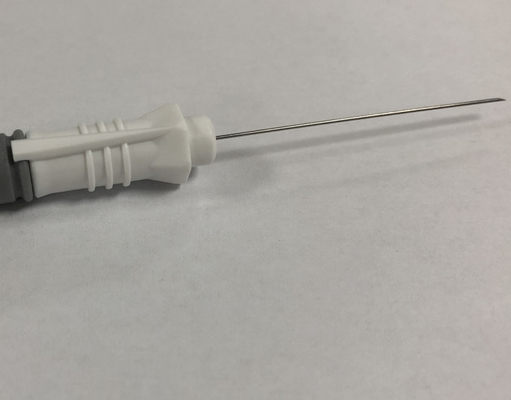 Ago concentrico eliminabile di EMG della nuova versione con la maniglia di plastica bianca