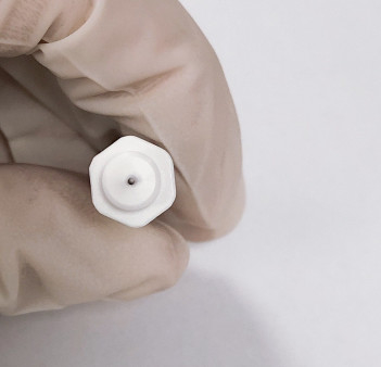 Ago concentrico eliminabile di EMG della nuova versione con la maniglia di plastica bianca